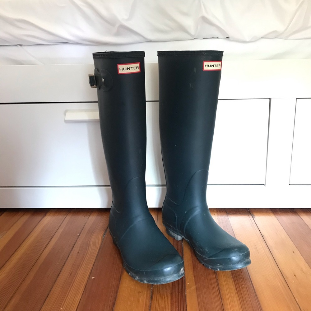Hunter rain boots in Navy